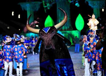 Bois-bumbás de Manaus encerram a programação do Festival Folclórico do Amazonas no Sambódromo