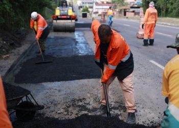 Prefeitura de Manaus realiza recuperação asfáltica em grande avenida do bairro Cidade de Deus
