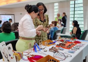 Pacientes da rede de atenção psicossocial de Manaus recebem formação em artesanato indígena