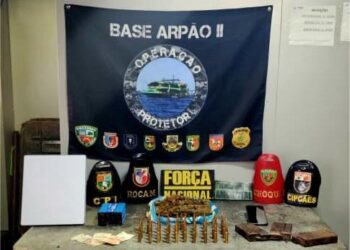 Base Arpão 2: Durante patrulhamento fluvial, PMAM apreende carregadores de fuzil, munições, e um tablete de drogas