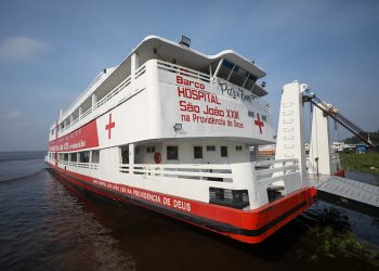 Barco Hospital São João XXIII realiza atendimentos de saúde em Silves