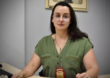 PC-AM identifica mãe e filha que abandonaram caixa com filhotes de cachorro em matagal na zona norte de Manaus