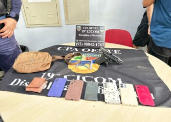 Polícia Militar do Amazonas prende dupla por roubo a ônibus e recupera oito aparelhos celulares