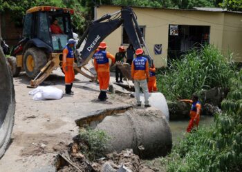 Prefeitura de Manaus substitui tubulação rompida em igarapé do bairro Monte das Oliveiras