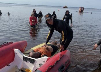 Ponta Negra: Corpo de Bombeiros do Amazonas simula resgate de vítima de afogamento no Rio Negro