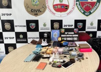 PC-AM e PMAM prendem mulher e apreendem entorpecentes, dinheiro e materiais usados no tráfico no bairro Santa Etelvina