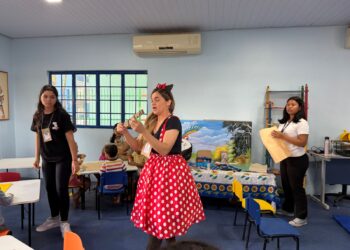 Oficina de música é desenvolvida com crianças na colônia de férias da Prefeitura de Manaus