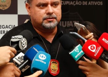 Padrasto é preso por abusar e ameaçar a enteada após mãe localizar imagens íntimas no celular da filha