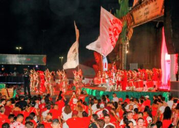 Curral do Garantido transforma Sambódromo em palco de exaltação às mulheres da Amazônia