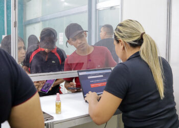 Público do ‘#SouManaus Passo a Paço 2026’ aproveita domingo para retirada das pulseiras do evento