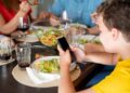 Celular na hora das refeições: um aliado para os pais ou um obstáculo para a alimentação infantil?