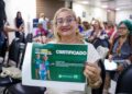 ’Não sabia nem tirar print’: Aos 72 anos, Jozina Péres conquista certificado em curso de inclusão digital da Defensoria