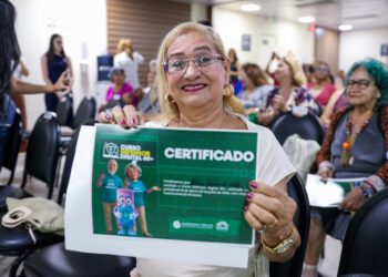 ’Não sabia nem tirar print’: Aos 72 anos, Jozina Péres conquista certificado em curso de inclusão digital da Defensoria