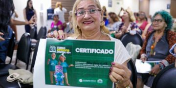 ’Não sabia nem tirar print’: Aos 72 anos, Jozina Péres conquista certificado em curso de inclusão digital da Defensoria