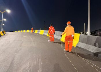 Prefeitura de Manaus avança com sinalização da alça superior do viaduto ‘Passarão’ durante a madrugada