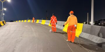 Prefeitura de Manaus avança com sinalização da alça superior do viaduto ‘Passarão’ durante a madrugada