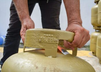 Procon Manaus aponta aumento de 5% na botija de gás de cozinha de 13 quilos e redução de 0,60% na de 8 quilos em setembro