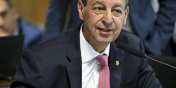 PoderData: Omar Aziz tem 56% dos votos válidos e abre 12 pontos de vantagem sobre adversária